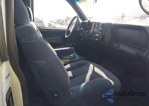 1998 Chevrolet C1500 Fleetside z USA, uszkodzony, nr VIN 1GCEC19R4WR145857